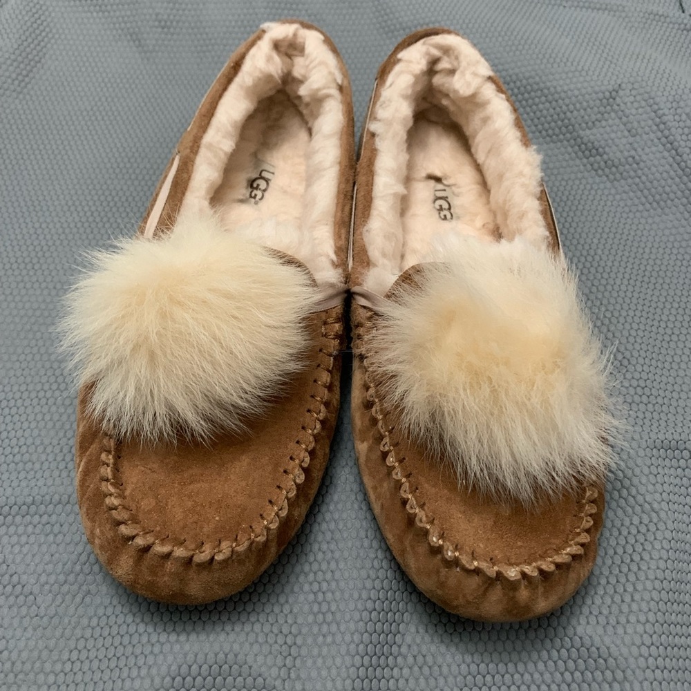 Ugg Dakota Pom Poms Fully Lined Slippers.  Sz 9
